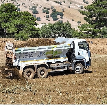 selcuklu-belediyesi-ureticilere-kamyon-uzeri-gubre-dagitim-makinesi-ile-kolaylik-sagliyor.jpg