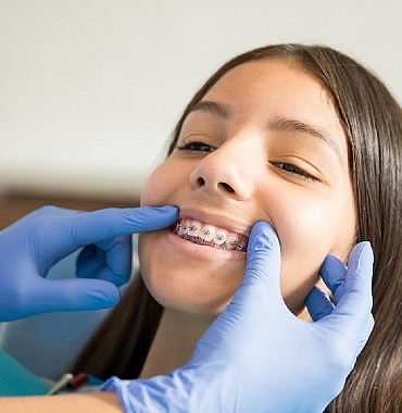 ortodontik-tedaviler-icin-ergenlik-en-ideal-donem.jpg